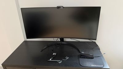 une photo d'un téléviseur à écran plat posé sur un bureau