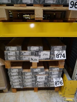 de nombreux cartons sur les étagères de l'entrepôt