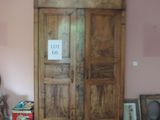 une armoire en bois avec un panneau dessus dans une pièce