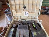 une boîte à outils contenant des outils, posée sur le sol