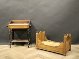 une paire de lits anciens en bois, placés dans un coin de la pièce