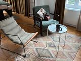 un salon équipé d'un canapé, d'un fauteuil et d'une table basse
