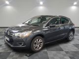 la photo d'une voiture grise garée dans un garage