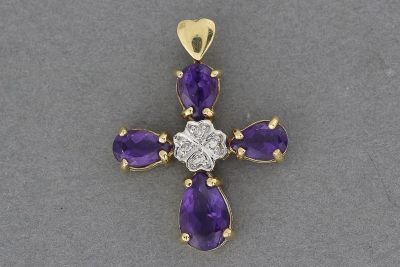Croix en or sertie d’améthystes taillées en poire retenant un motif ce