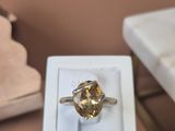 une bague qui se trouve dans une boîte sur une table