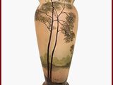 un vase orné d'une peinture représentant un arbre