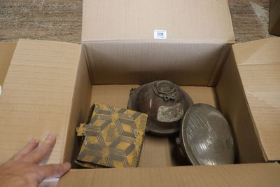 une boîte qui contient beaucoup d'objets