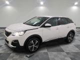 une voiture blanche est garée dans une pièce au sol à carreaux