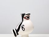 un vase blanc orné d'un motif noir et blanc
