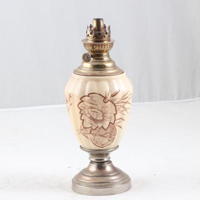 Lampe à pétrole en faïence émaillée godronné, à décor japoni…