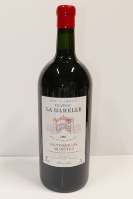 une bouteille de vin posée sur une table