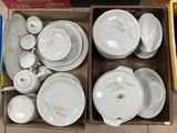 beaucoup d'assiettes et de tasses dans une boîte