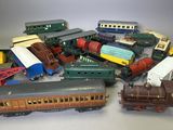 un grand nombre de trains miniatures posés sur une table