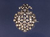 une broche ancienne en argent ornée de perles sur fond bleu