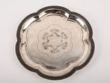 une assiette en argent antique avec un motif de fleur