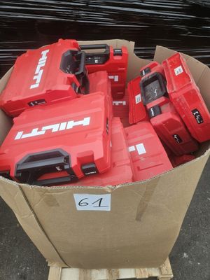 une boîte en carton remplie d'outils posée sur une palette