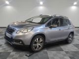 la voiture argentée est garée sur un sol en damier dans le garage