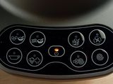 un gros plan sur un bouton situé sur le côté d'un mixeur