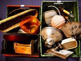 une boîte remplie d'objets divers posée sur une table