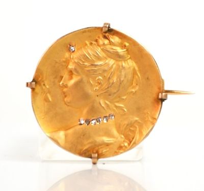 une image montrant un gros plan d'une pièce d'or posée sur un socle