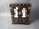 une armoire en noir et blanc à deux portes, ornée d'un dragon