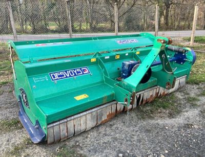 un gros plan d'une machine verte au milieu d'un champ