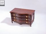 une petite commode en bois sur fond blanc