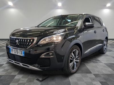 la voiture noire est garée dans le garage sur le sol en damier