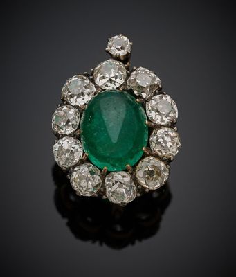 une bague à grappes d'émeraudes et de diamants