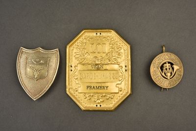 Trois types de badges différents sont représentés sur un fond noir