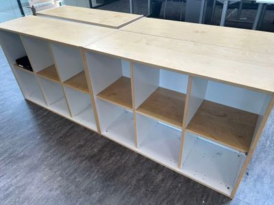 une étagère en bois comportant plusieurs tablettes