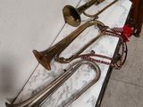 une table sur laquelle sont posés tout un tas d'instruments de musique