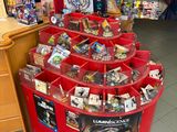 un présentoir de jouets et d'autres articles dans un magasin