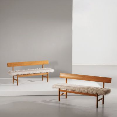 deux bancs en bois et un banc dans une pièce blanche