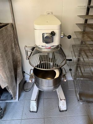 une image d'une cuisine avec un mixeur à l'intérieur