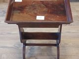 une petite table en bois avec un plateau en verre, posée sur un parquet en bois massif