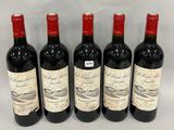 six bouteilles de vin sont alignées sur une surface blanche