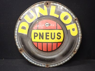 une vieille assiette ronde en fer-blanc sur laquelle figure le logo « Bun Lop »