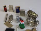 un grand nombre d'objets posés sur une table