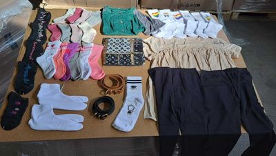 de nombreuses paires de chaussettes, des chaussettes, des chaussettes, des gants, des gants et d'autres articles posés sur une table