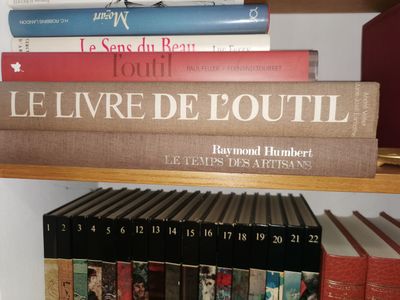 de nombreux livres empilés sur une étagère