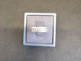 une photo d'une bague en diamant dans un écrin posé sur une table