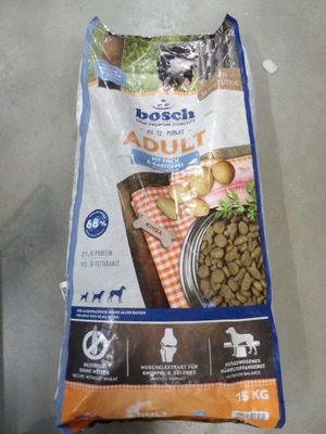 deux sacs de croquettes posés sur une table