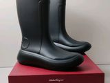 une paire de bottes de pluie noires posée sur une boîte rouge