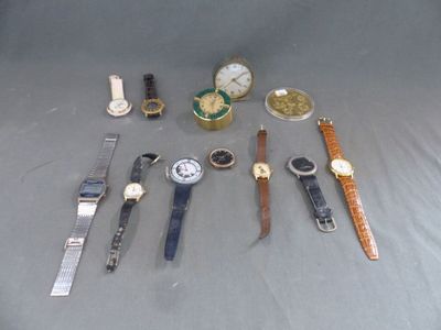 plusieurs types de montres sur la table