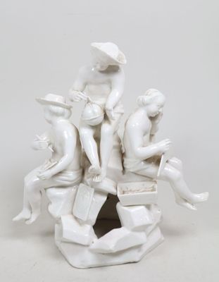 une statue représentant un groupe de personnes assises sur une pile de livres