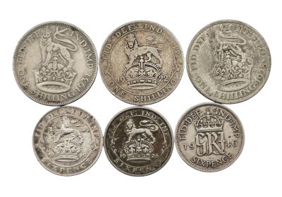 six pièces britanniques différentes sont représentées en rangée sur un fond blanc