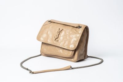Pochette Saint Laurent en cuir beige à motif monogramme, avec bandoulière en chaîne