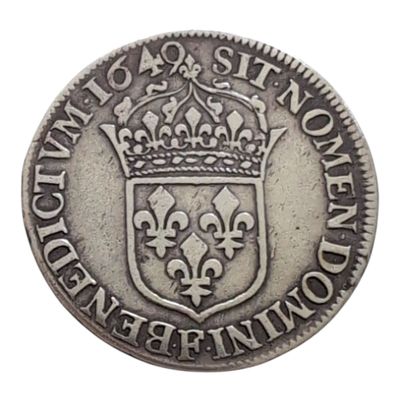 Gros plan sur une pièce d'argent ornée d'une couronne