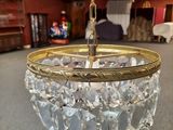 un gros plan d'un lustre suspendu au plafond d'un magasin